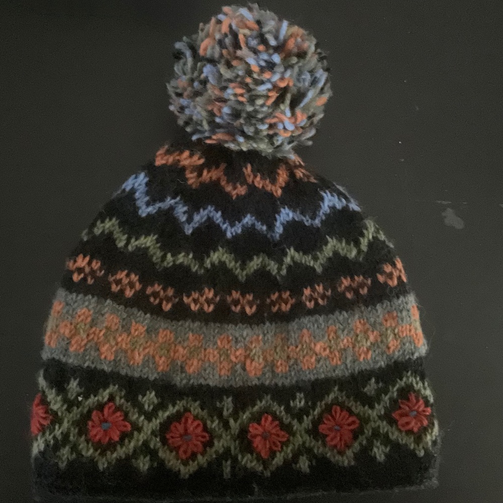 Rising Tide NWOT woolly at with Pom Pom and polar fleece lining